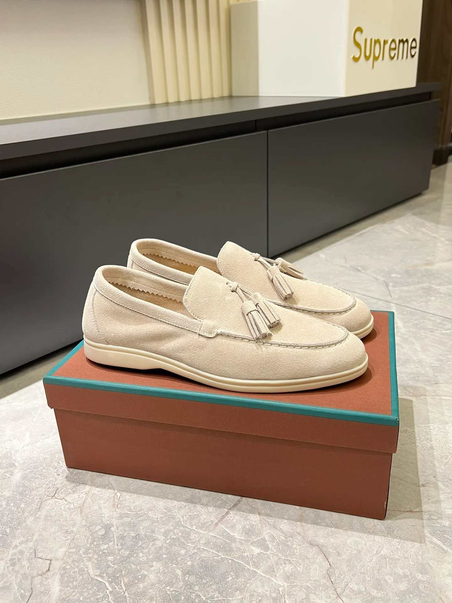 Men's shoes 💰p360 "Loro men's shoes 💰pian'*" Classic L men's shoes for couples 💰p Top version British flat loafers, a must-have item in old money style, the minimalist design is eye-catching and durable, a plus point for dressing The soft foot feel and texture are outstanding. They don’t scratch your feet and are very nice. They are matched with soft and waxy soles. They can be worn daily for a long time without getting tired. They are easy to wear, versatile and classic items, with perfect foot feel and texture! Imported cashmere fabric, the lining is made of imported A-grade water-dyed cow lining, the top version of the genuine leather midsole is sewn with pure handmade mark thread! Size: Female 35-40 (34. Customized) Male 38-44 (45.46. Customized)